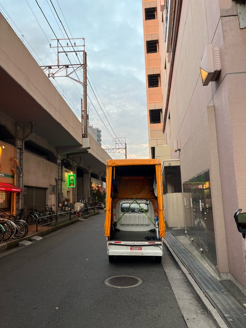 本日は都内から埼玉県八潮市まで舞台の資材の搬出を行いました。