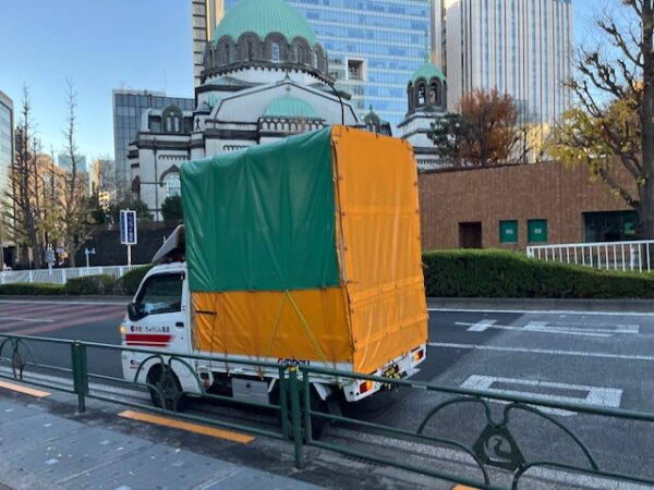 本日はお菓子を横浜市都筑区で引き取り足立区の店舗まで配送しました。